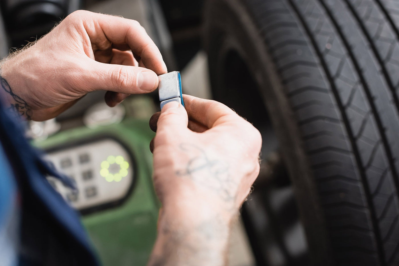 Poids de roue en acier vs zinc : Pourquoi l’acier est le meilleur choix pour votre atelier?